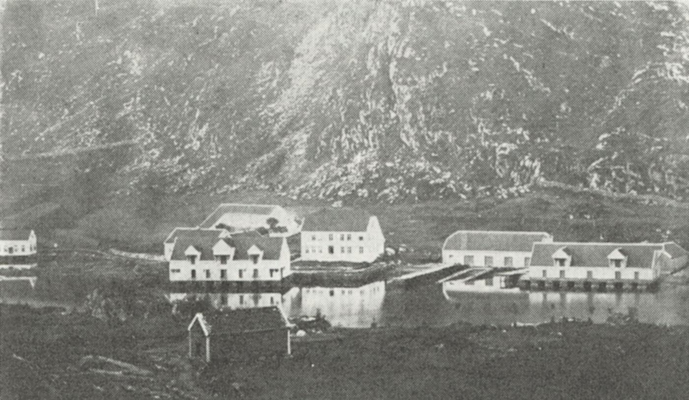 Den gamle handelsstaden Osmundsvåg låg fint til inne i ein våg. Dei flotte husa brann ned hausten 1956.
