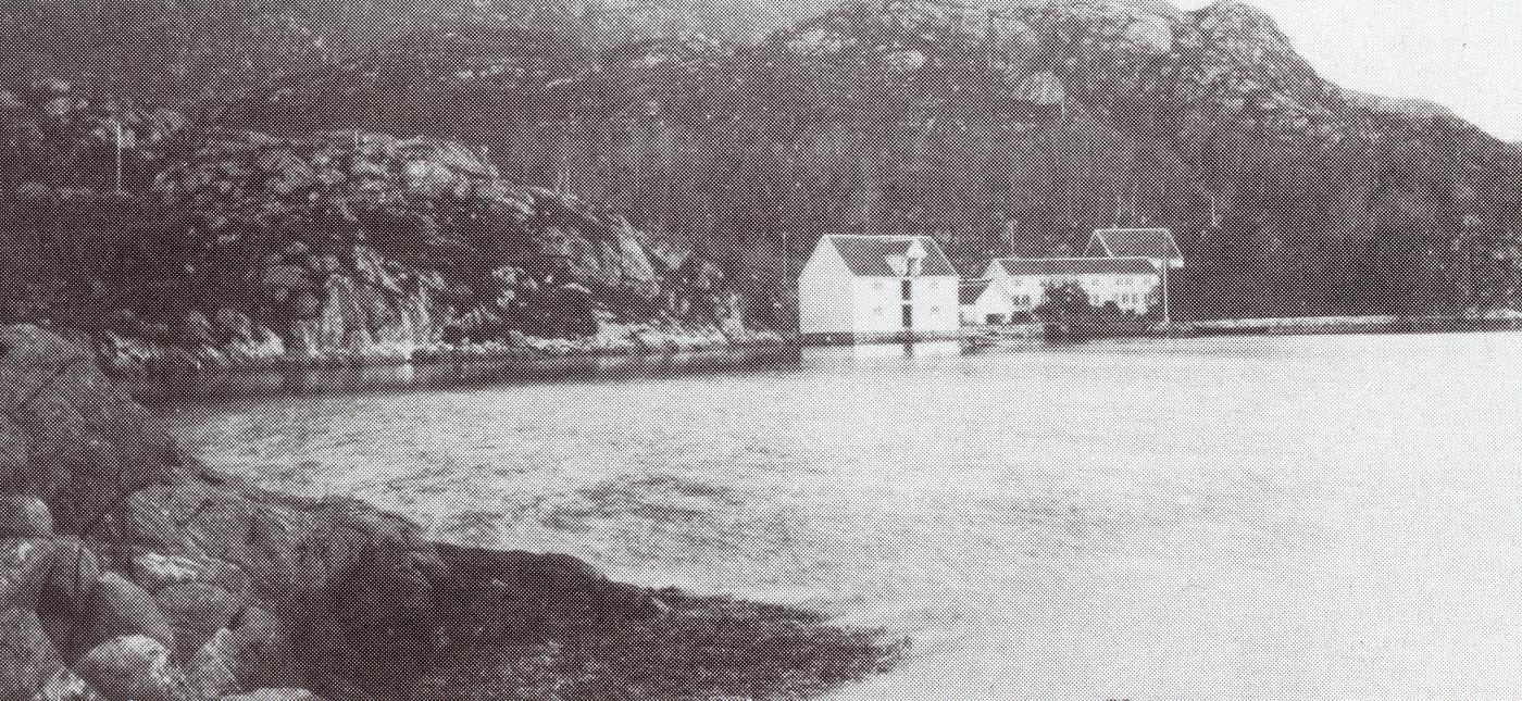 Bryggja var frå 1600-talet eit av dei sentrale kremmarleiene i Nordfjord. Biletet syner staden før brannen i 1898. Det store våningshuset brann ned i lag med ein del andre bygningar.