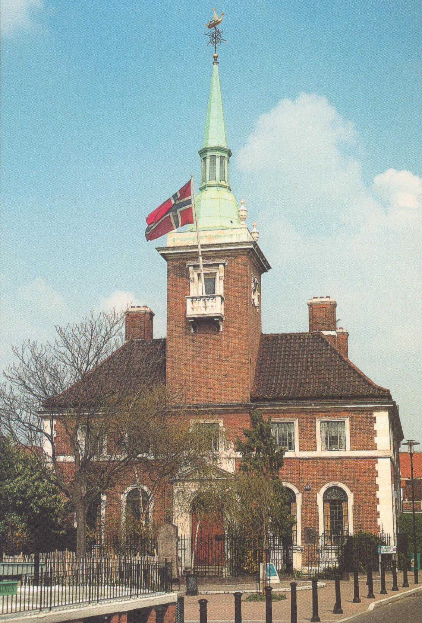 Den norske sjømannskyrkja i London, 1 St. Olavs Square, Albion Street, Rotherhithe, London. Me ser minnesteinen like til venstre for hovudinngangen.