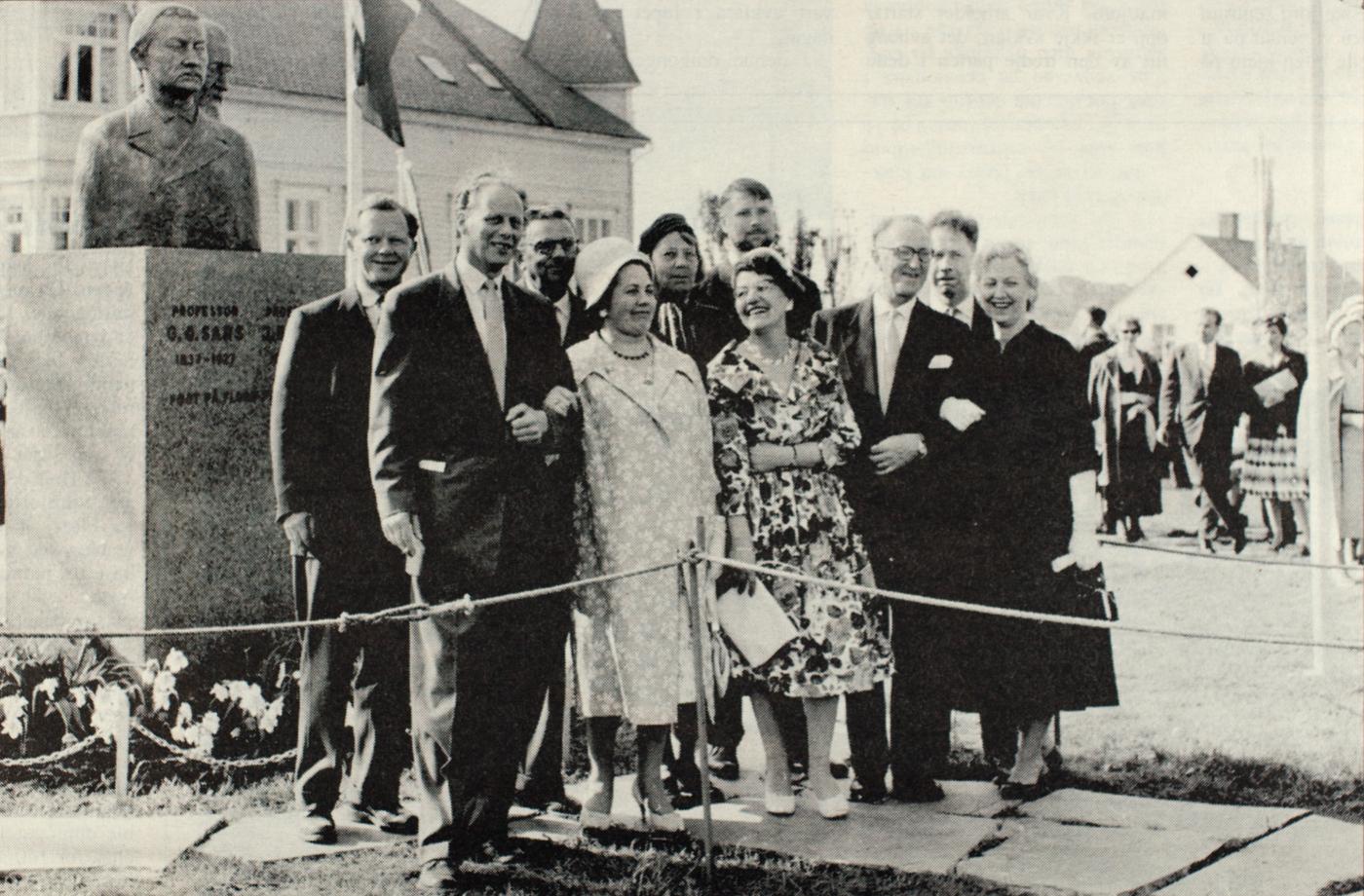 Frå avdukinga 16. mai 1960. Rekkja framme frå venstre: Magnus Thingnæs, Borghild Ulriksen, Dagny Batalden, Lars Nordal og Lucie Ellingsen Høyvik. Rekkja bak frå venstre: Trygve Saxeide, Odd Helmers, Karen Braarvig, Eilif Mikkelsen (bilethoggar) og Knut Mykland (professor, heldt avdukingstalen).