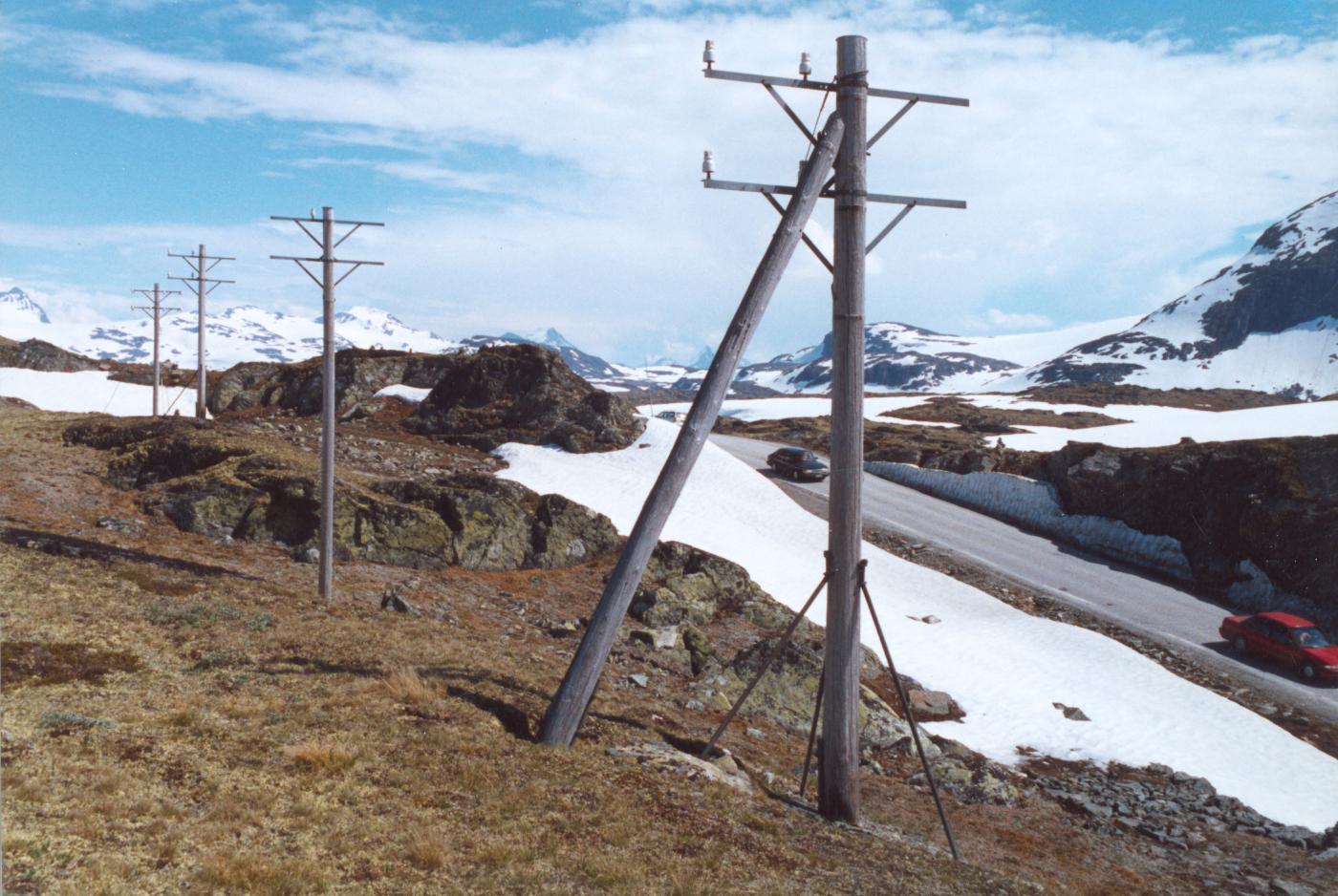 Under dei urolege og usikre tidene på byrjinga av 1900-talet, vart den nye telefonkursen Bergen - Trondheim av forsvarsgrunnar lagt inne i landet. Her på Sognefjellet, står i dag berre restar att av linjene. Her, over Korpen på 1450 m o.h., låg linja svært utsett til. Linjekursen måtte difor forsterkast og byggjast om fleire gonger.