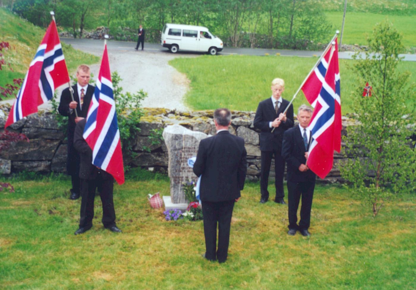 Minnesteinen over dei tre ungdomane frå Davik sokn som fall i krigen 1940-1945 vart avduka 17. mai 2000. Æresvakta frå venstre: Steffen Hamre, Rune Hausle (delvis skjult), Marius Lien og Magnus Nybø. Roar Førde heldt avdukingstalen.