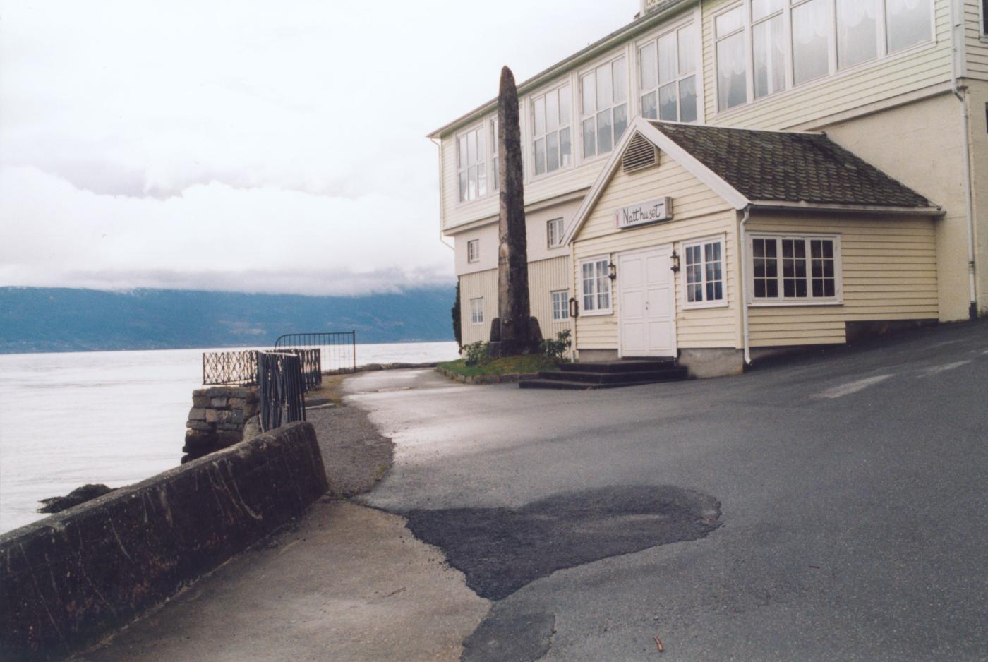 Minnesteinen over to sentrale personar i skipinga av Fylkesbaatane i Sogn og Fjordane står på Kvikne's Hotell sin eigedom, tett attmed hotellet. 
