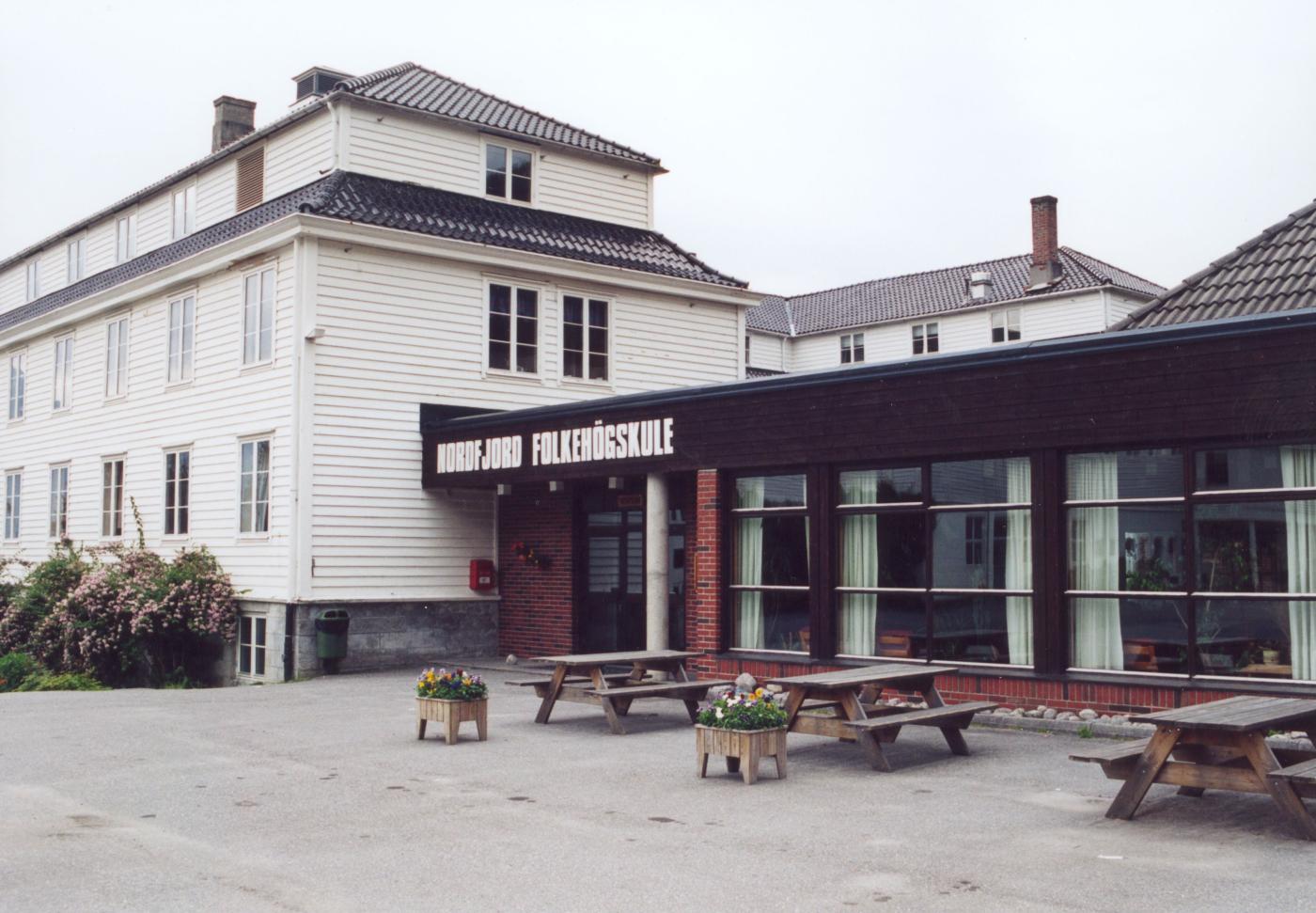 Nordfjord Folkehøgskule ligg på Vereide i Gloppen. Skulen vart teken i bruk hausten 1923 med styrarbustad og hovudbygning. Seinare har det kome nybygg og tilbygg fleire gonger. Nordfjord Indremisjon eig og driv skulen.