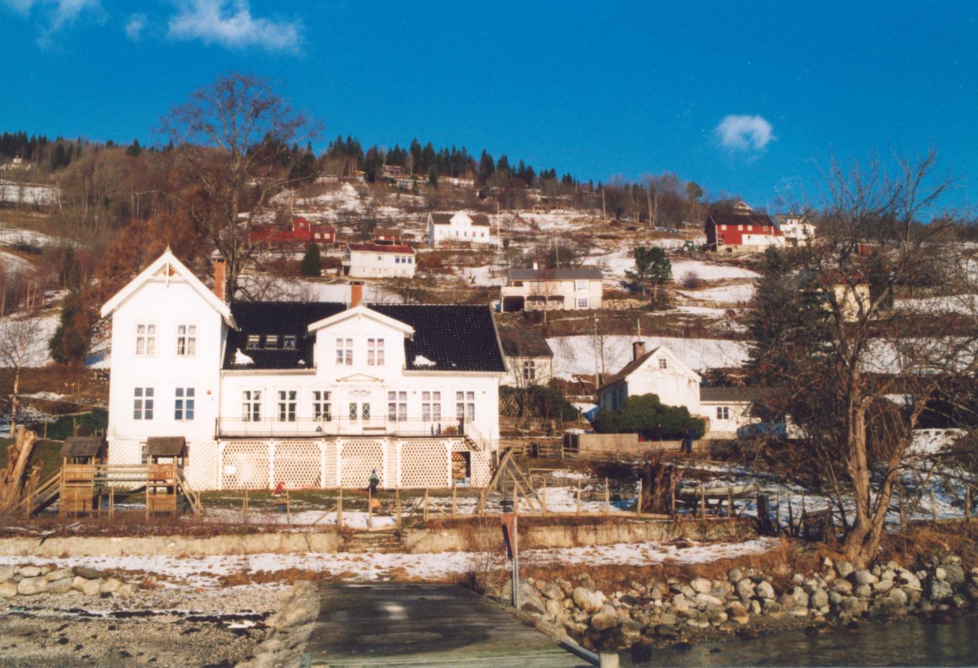 Fylkesmannsgarden på Leikanger, bustad og kontorstad for fylkesmannen i Sogn og Fjordane i åra 1862-1974. Frå 1985 har huset vore brukt til barnehage.