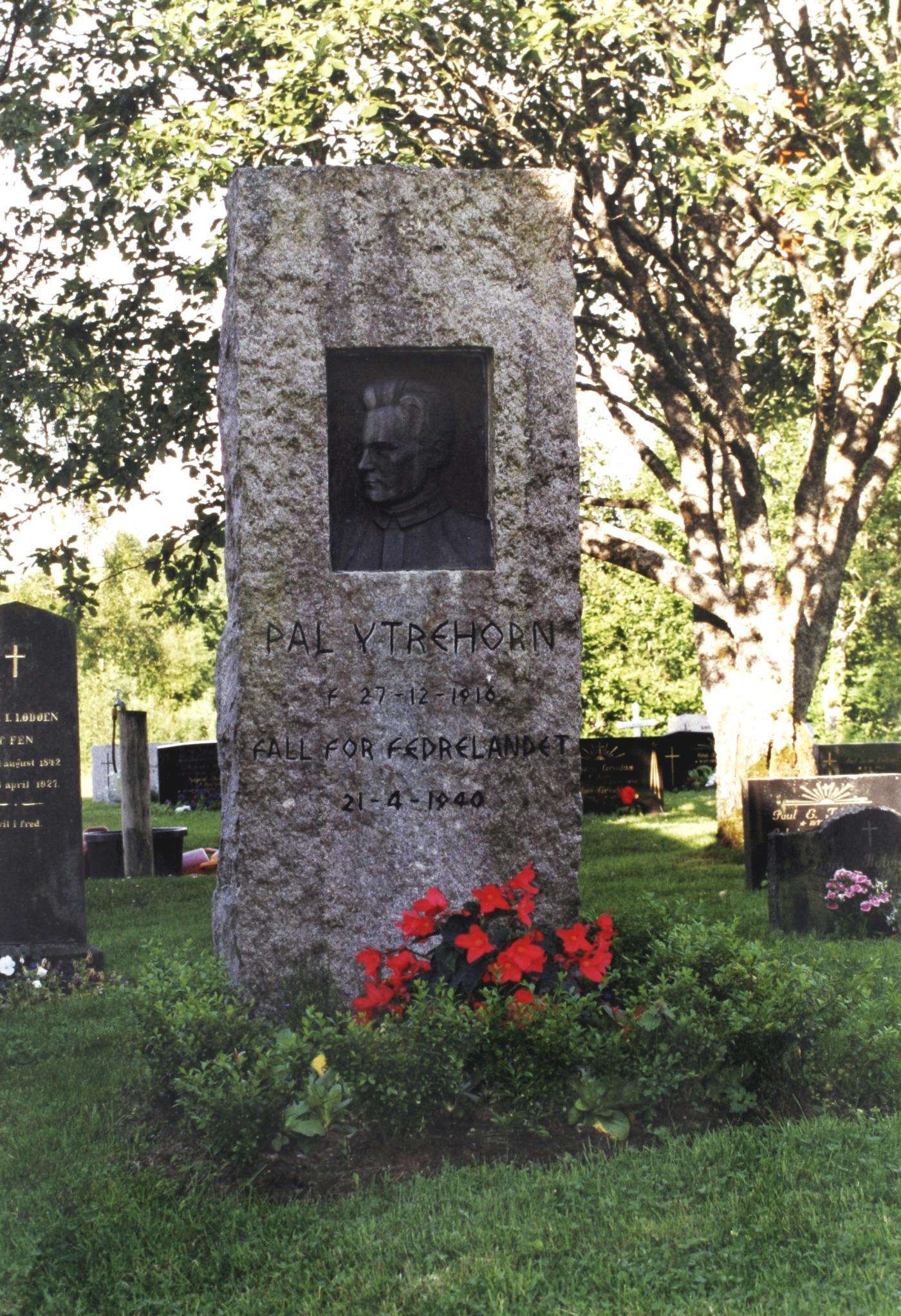 Minnesteinen over Paul Ytrehorn står på grava hans, på nordsida av Hornindal kyrkje. 