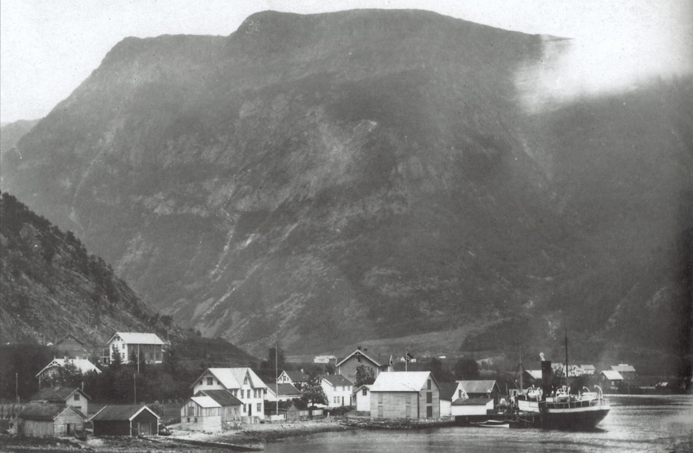 Dampskipsrutene gjorde Vadheim til ein sentral innfallsport til Sogn og Fjordane. Her ser vi rutebåten <i>Nordfjord I</i> ved kai i Vadheim i 1929.
