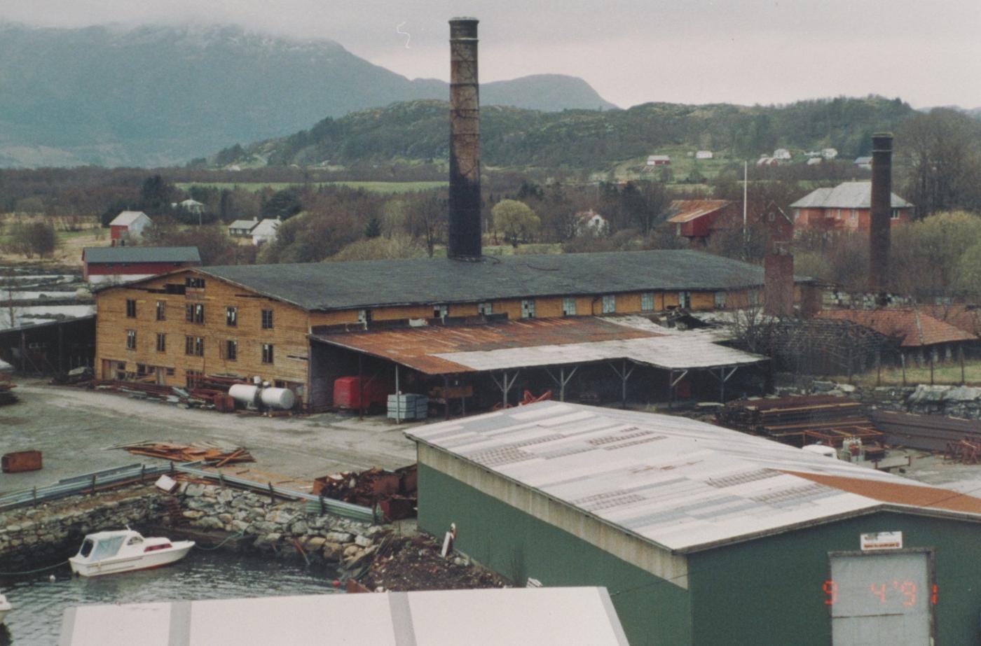 Helle Teglverk. Huset bak den minste pipa er styrarbustaden. Verksbygningen brann ned i 1993.