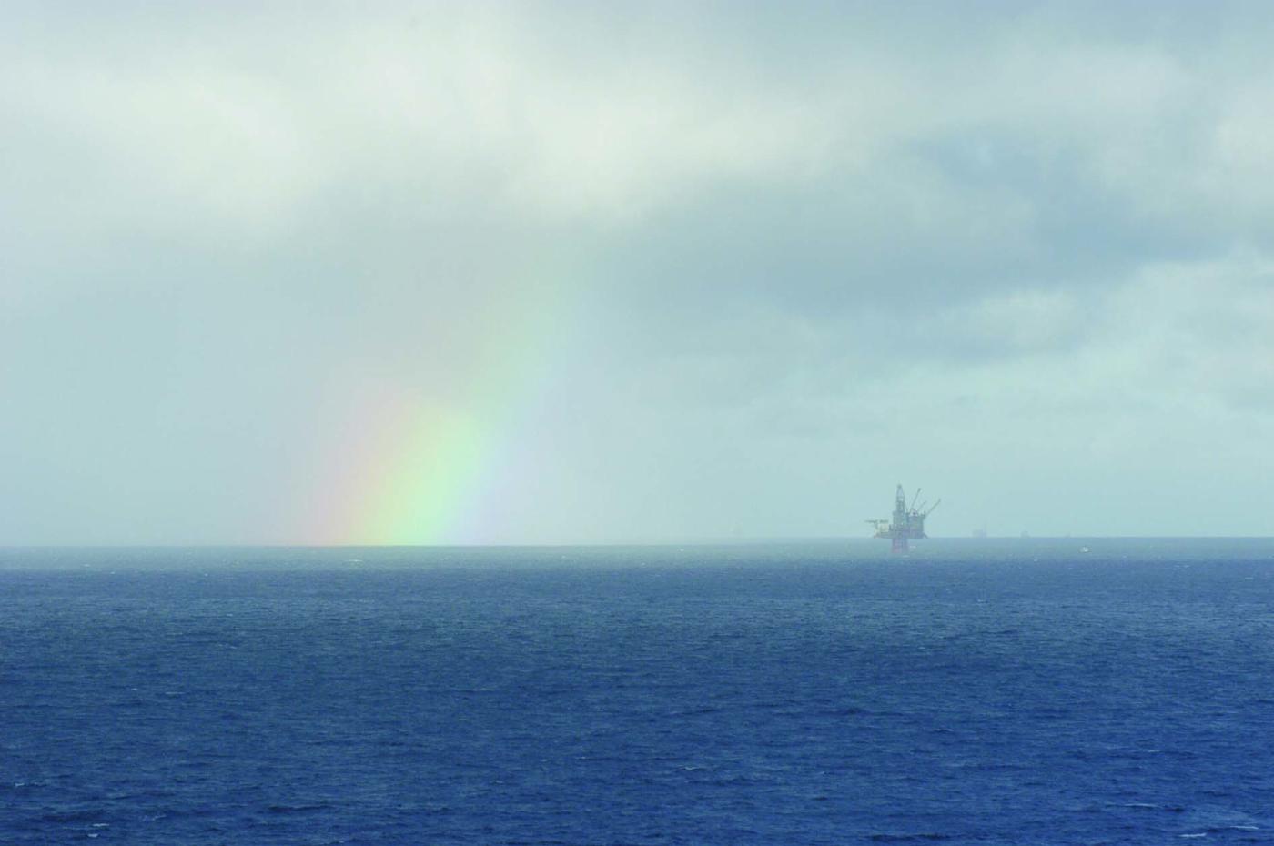 På plattformene langt ute i havet er tusenvis av mennesker i arbeid med å hente opp petroleum fra reservoarene et par kilometer under havbunnen.