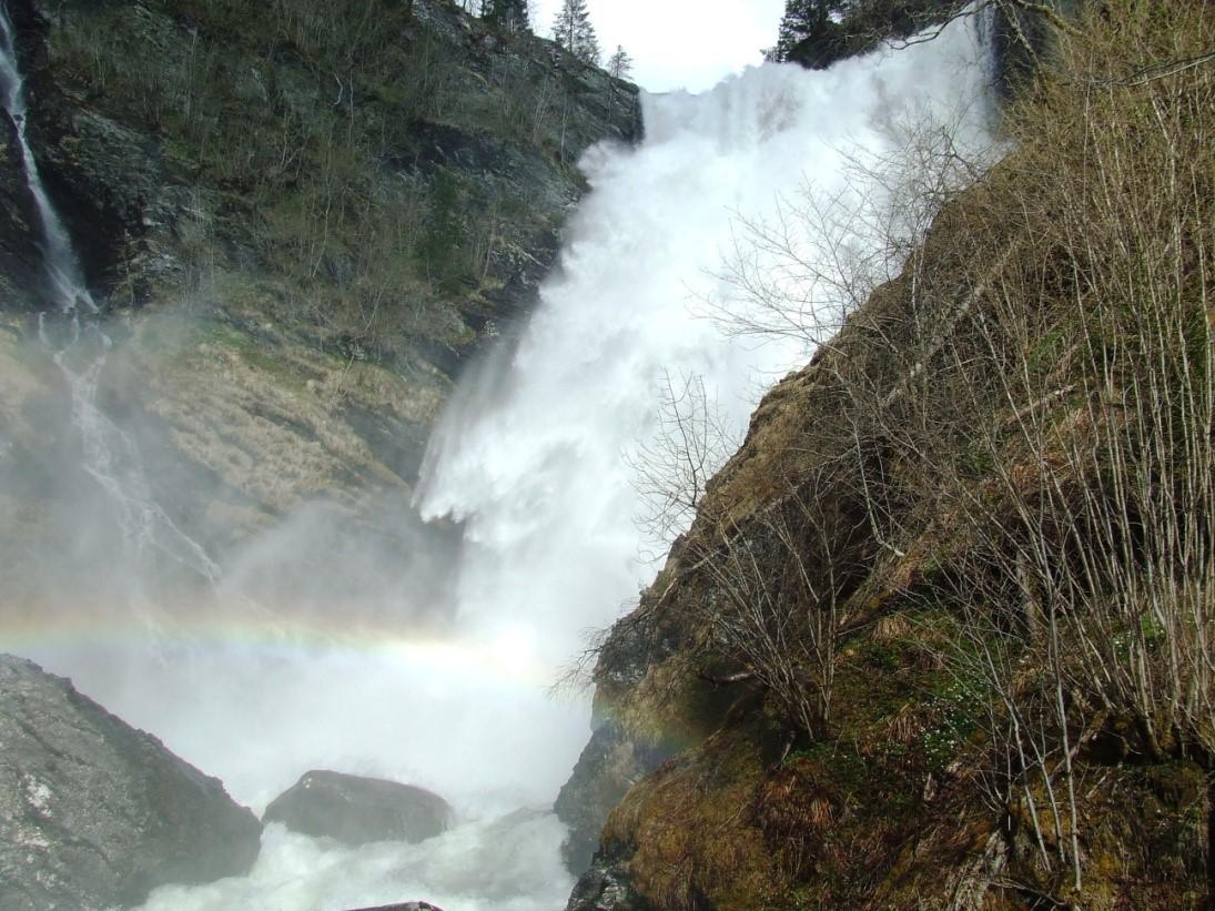 Ørredalsfossen med stor vårvannføring