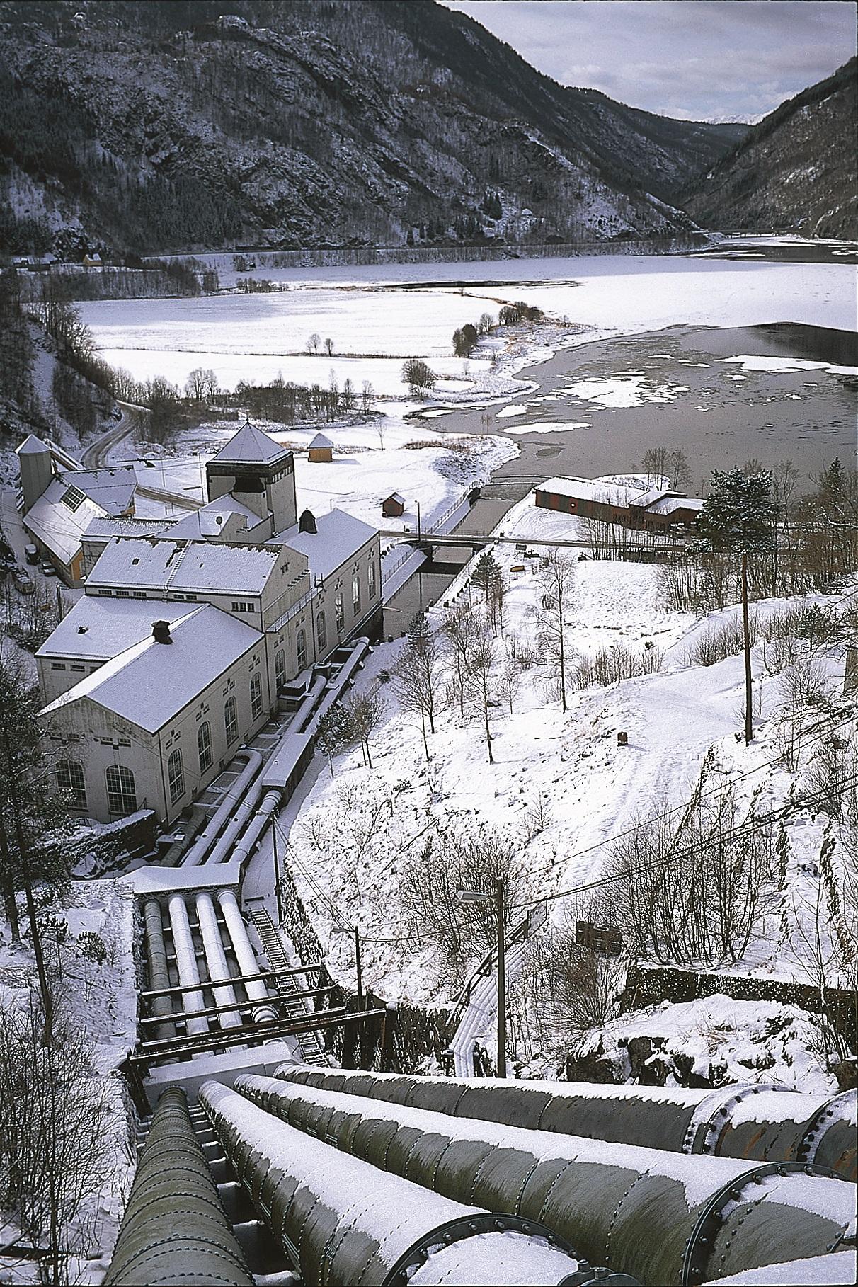 Frøland kraftverk og Frølandsvatnet