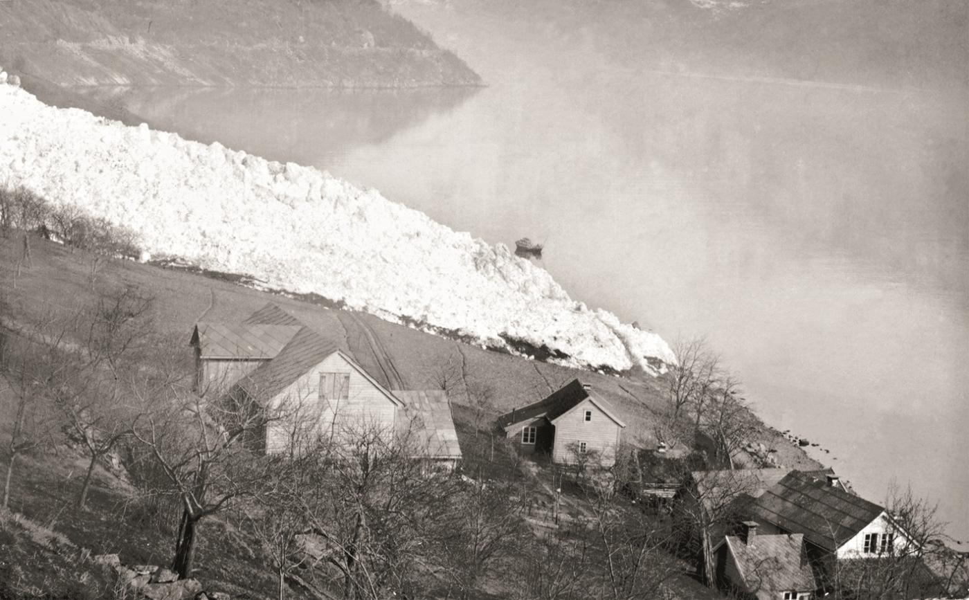 Åkre har vore råka av mange skred. På biletet frå 1914 er det vår, og snøen er smelta, berre skredet ligg att.