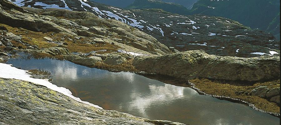 Fra fjellet foran Folgefonna, ovenfor Mauranger. Fjell er sterkt, men i det lange løp er vann sterkere – vannet filer og sliper gjennom millioner av år. (Svein Nord) 