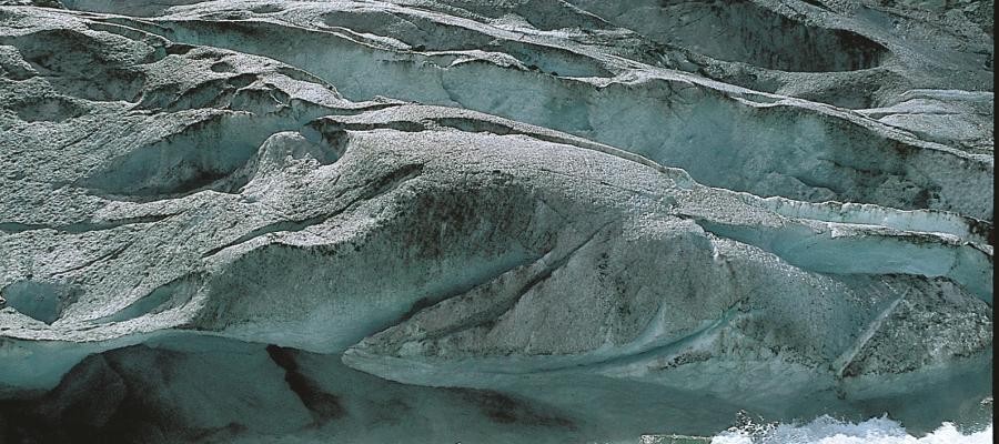 Fra kanten av iskappen fant mer og mer is veien ned gjennom de nye furene i landskapet. Om vann alene er sterkt, så er breen i allianse med vannet enda sterkere. Brefallet i Buardalen, Odda. (Svein Nord) 