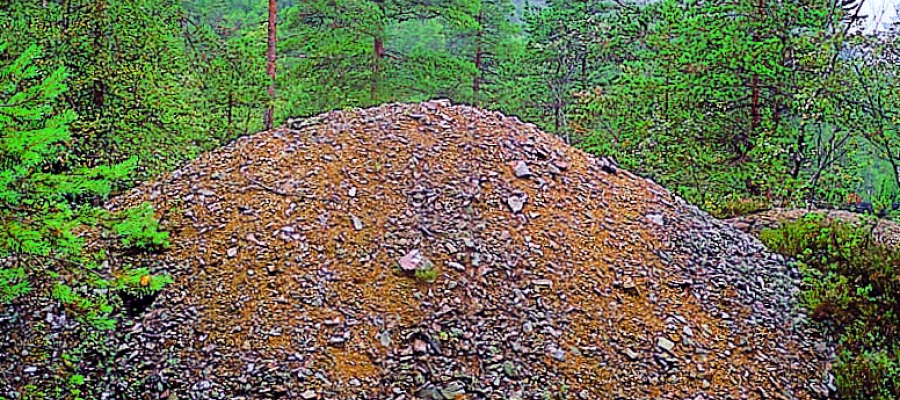 Rustne slagghauger ved Dyråsen grube.