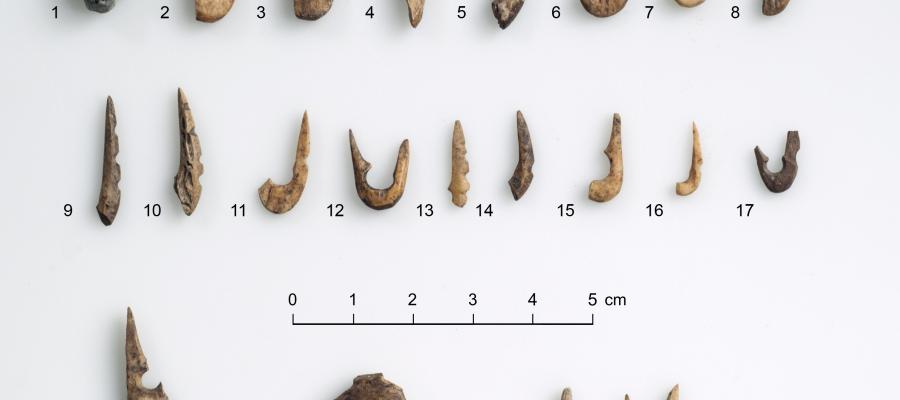 10.	Reiskaper frå Olsteinhelleren. Over målestokken: Fiskekroker og fiskesøkke (1-17). Under målestokken: Avfall etter produksjon av reiskaper (18-21) og moglege garnnåler (22-24). 