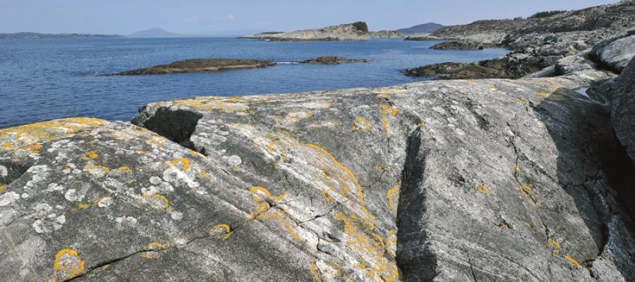 Lagdelt gabbro gjennomtrengd av gabbro-pegmatitt,