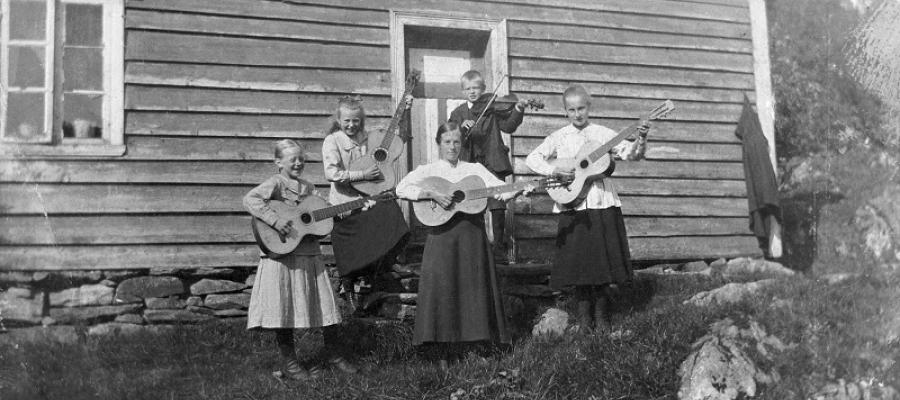 Ei kristen song- og musikkgruppe leia av Laura Bjørsvik, Lindås, ca. 1930