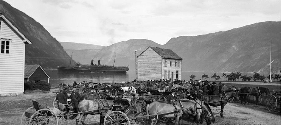 Turistskip ankra opp i vika utanfor Eidfjord