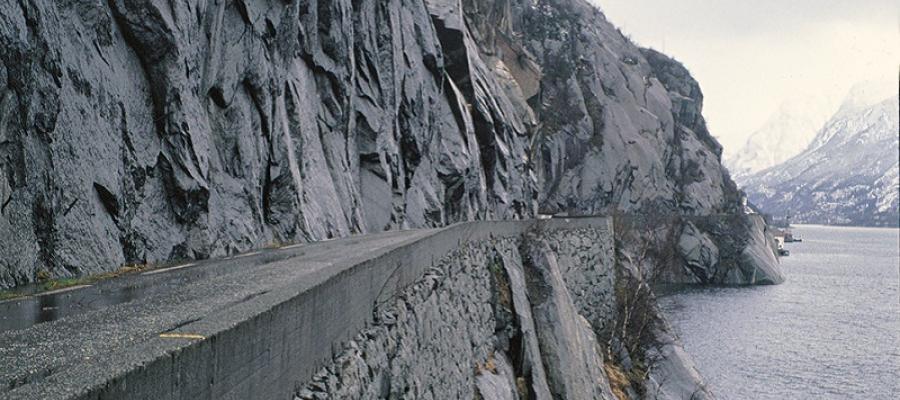 Langs Tyssedalsberget ligg vegen fleire stader på ei smal hylle i fjellet ovanfor fjorden, den breie allfarvegen