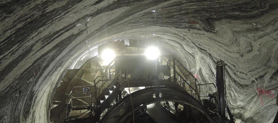 Tunneldrift gjennom foldete gneiser, med mønstre som ble til både før og under Den kaledonske fjellkjededannelsen. 