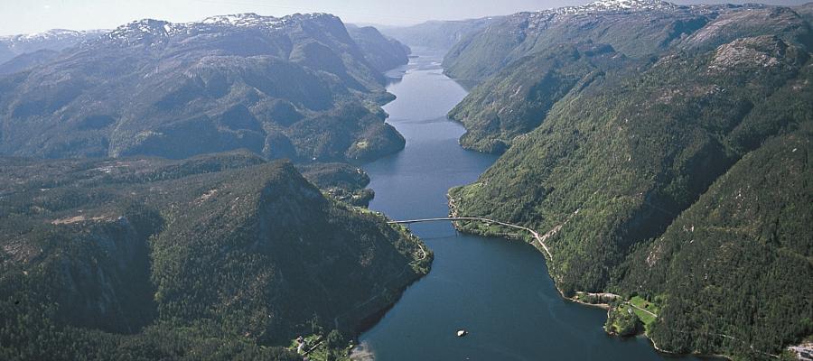 Veafjorden aust for Osterøy med utsyn sørover frå Kallestad.