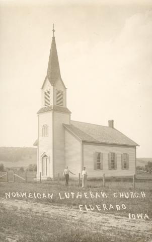 Bernt Askevold var prest i 14 kyrkjelydar i Amerika. Dette postkortet ligg i fotosamlinga han etterlet seg. Me veit ikkje om han var prest i Norwegian Lutheran Church, Eldorado, Iowa, men kyrkjebygningen er typisk for kyrkjene i det norske Amerika, bygde i siste halvdel av 1800-talet.
