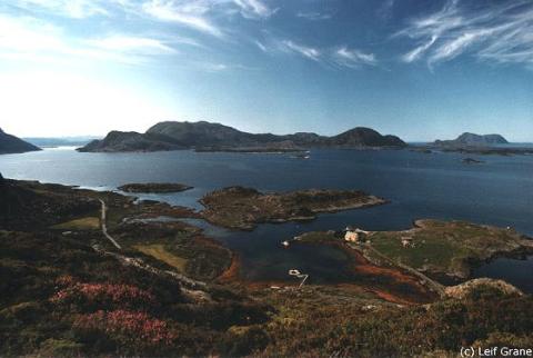 Alden og den nordlege delen av Atløy sett frå Staveneset. På sjøen her ein stad fall Håkon jarl, mens motstandaren Atle jarl fekk banesåret.