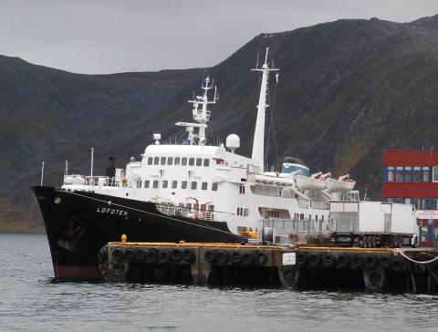 MS «Lofoten» til kai i Honningsvåg, Finnmark, oktober 2015. «Lofoten» har her fått tilbake tidlegare merke til Vesteraalens Dampskibsselskab; skorstein med blått felt avgrensa med kvite ringar på svart botn, og VDS-rosettar i baugen.