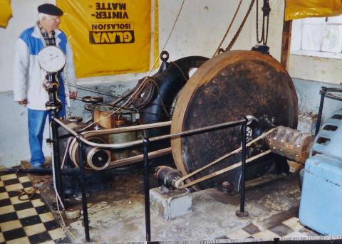 Kraftstasjon i Hagane, Hermansverk. Biletet er teke år 2003 og viser Kaare Risnes, tidlegere kommuneingeniør i Leikanger, attmed turbinen. Systrond sogelag, ved leiar Knut Skjånes, arbeidde i fleire år for å «opna» ein restaurert kraftstasjon som teknisk kulturminne, til bruk for skule og andre. Han lukkast diverre ikkje.