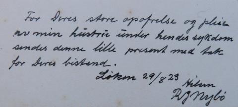 Takkekort, datert 29. august 1923, sendt til Anna Nagelsaker. Kortet er underskrive RJ Nybø, på «Løken». Rasmus Nybø budde på garden Løken (Løkja), Eid i Nordfjord. Han var militæroffiser. Kortet viser at Anna Nagelsaker pr. 1923 er på Eid som sjukesøster.