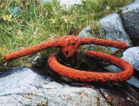 Biletet viser kryssbolt med ring på Gåsøyna, same type fortøyningsfeste som på Knutholmen. Gåsøyna er ei lita øy sør-vest av Kalvåg. Gåsøyna var tidlegare busett, og det var mange båtar som nytta seg av landfeste her under sesongfiske.