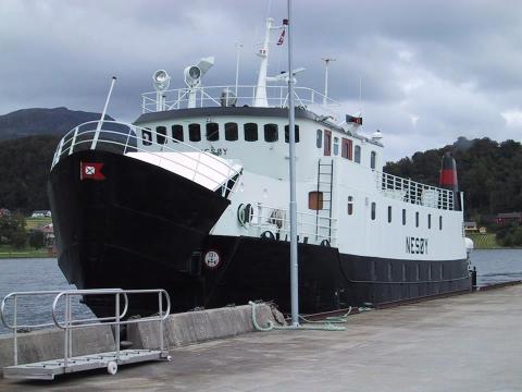 MF «Nesøy», første «havferja» til Fylkesbaatane, ved kai i Askvoll 2001. Det var denne ferja som opna ferjesambandet frå Askvoll til Værlandet og Bulandet år 1989.