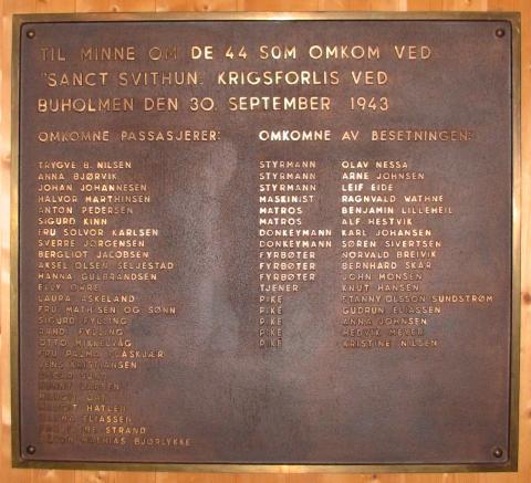 Minneplate i Ervik kapell over omkomne norske kvinner og menn som omkom då «Sanct Svithun» krigsforliste ved Ervika på Stadhavet, 30. september 1943.