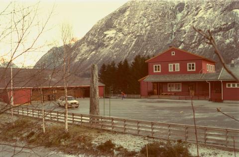 Bolette Pavels Larsen-steinen sod før på leikeplassen ved Fjærland skule. Til avdukingshøgtida i 1907 skreiv Anders Hovden tre vers. Det siste lyder slik: Din bautastein skal standa - imillom stolte fjell - ditt minne straale-randa - som tindarne av mjell. - Visst hev oss sorgi saara - og saknaden er sterk; - men smilen vinn i taara, - me hugsar paa ditt verk.