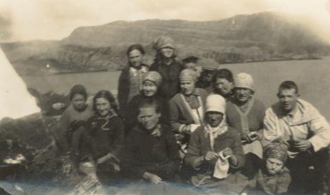 Her tek arbeidsgjengen på Litle-Færøy pause i fiskevendinga. Elisabeth Marie Råke smør seg ei skive, og Anna Strand har funne fram spøtet. Ho er mor til dei to borna på biletet, Arne og Jenny som er i 4-5 årsalderen. Alle er frå grender og holmar i nærområdet.