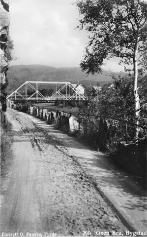 Osen bru som ramla i elva i 1959. Biletet er teke frå vegen til Eidevik (Bygstad) med utsyn austover.