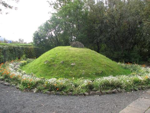 Skallagrim-haugen i parken på Borgarnes. Egil gravla først far sin, Skallagrim her, seinare sonen Bodvar.