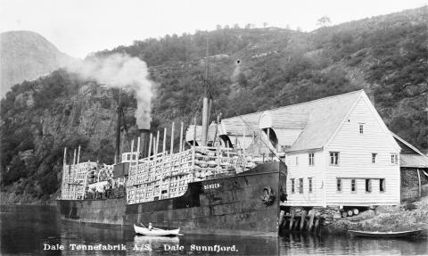 Dale Tønnefabrikk A/S leverte sildetønner til Island. Biletet er datert til 1925-1930. På ei reklametrykksak for fabrikken står det: "Vort fabrikata er kjent over hele Norge samt delvis ogsaa Island."