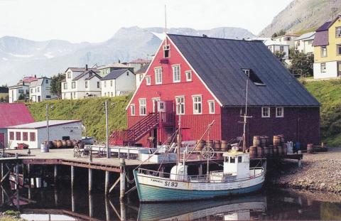 Roaldsbrakka i Siglufjord, bygd i 1907, pr. 2007 sildemuseum. Sildemuseet i Siglufjord fortel soga om "sildeeventyret" ved Island i åra 1880-1970.