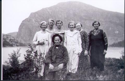 Kvinneforeininga ved Ramsgrø bedehus i tida 1930/32. Framme: Nela Ramsgrø. Bak frå venstre: Solveig Sundbotten, Elida Vassenden, Alma Salbu, Inga Sundbotten, Anna Høydal (Leite), Kari Ramsgrø.