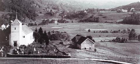 Bygstad kyrkje og kyrkjegard i 1920-åra sett mot aust.