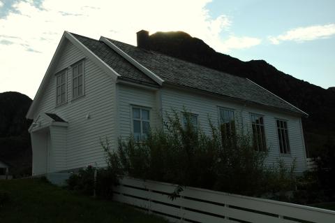 Bedehuset i Rognaldsvåg ligg tett attmed vegen i Rognaldsvåg, godt synleg både frå sjø og land.