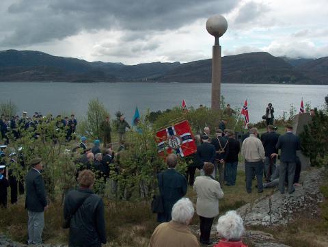 Fredsdagen 8. mai 2005, markering ved krigsminnesmerket på Måløyna over allierte som fall i Måløyraidet 3. juledag 1942. Tysklandsbrigaden si veteranforeining i Sogn og Fjordane var med saman med heimevernet og Norske Reserveoffiserers forbund, avd. Sogn og Fjordane. Fana er veteranforeininga si.