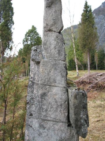 To stykke øvst på steinen var avslegne då steinen vart reist oppatt i 1975. Dei blei sette på plass og festa med spesiallim. Armstykket blei festa med nylontråd.