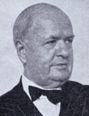 Kvalheim viser til "prof. A.W. Brøgger". Anton Wilhelm Brøgger (1884-1951) var arkeolog, doktor philos 1909, konservator ved Stavanger Museum 1909-1913, understyrar ved Universitetets Oldsakssamling 1913-1915, styrar same stad og professor 1915-1950.