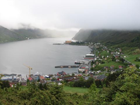 Utsyn over Raudeberg-grenda og sørover i Ulvesundet.