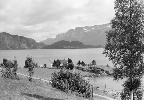 Vevring ein sommarsundag i 1950. Biletet viser Tingnes med Gjøringbøfjellet og Heilefjellet i bakgrunnen. Heilefjellet går att i fleire av Magnus Thingnæs sine dikt.