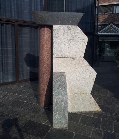 Eklogitt er ein av seks bergartar brukt i steinskulptur ved Fylkeshuset på Hermansverk (nede, «kvilande inn til hovudkonstruksjonen»).