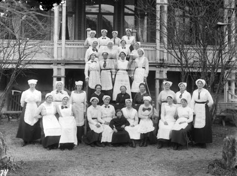 Elevar ved husmorskulen i Stryn skuleåret 1916-1917. Malene Sandved sit i midten. I bakgrunnen er Hotel Central, der skulen heldt hus.